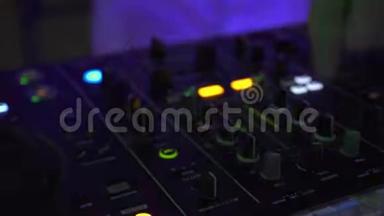 DJ在夜总会的舞会上用音响控制台播放音乐. 迪斯科舞厅DJ调音台和音响控制台